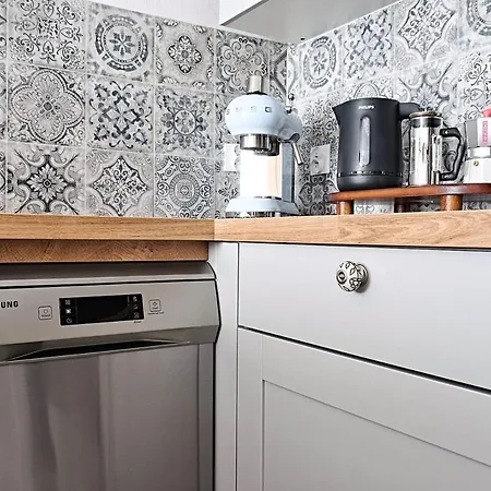 Prime Prive 65tv Ac Standing Desk King Bed * 华沙